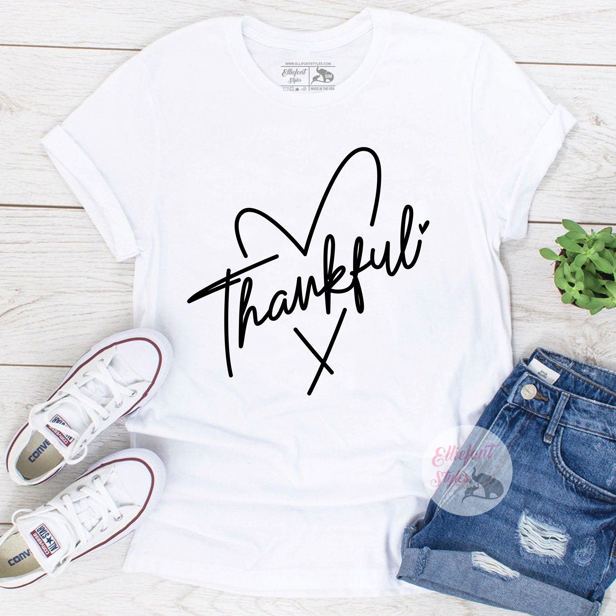 Thankful graphic top for autumn photo shoot and festive family gatherings
